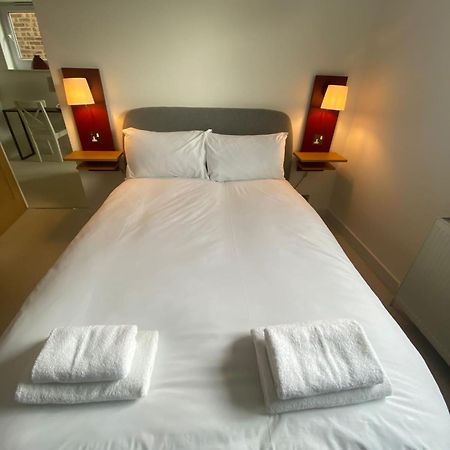 Stylish Cotswold Parking Peaceful Garden Villa Уинчкомб Екстериор снимка