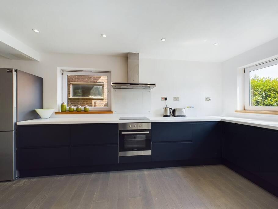 Stylish Cotswold Parking Peaceful Garden Villa Уинчкомб Екстериор снимка