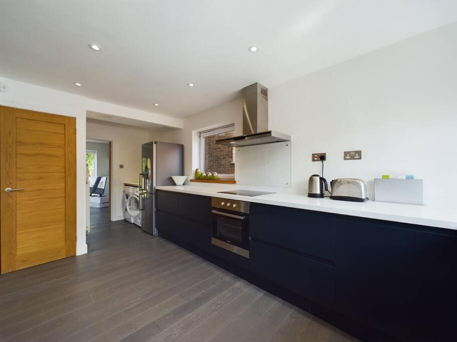 Stylish Cotswold Parking Peaceful Garden Villa Уинчкомб Екстериор снимка