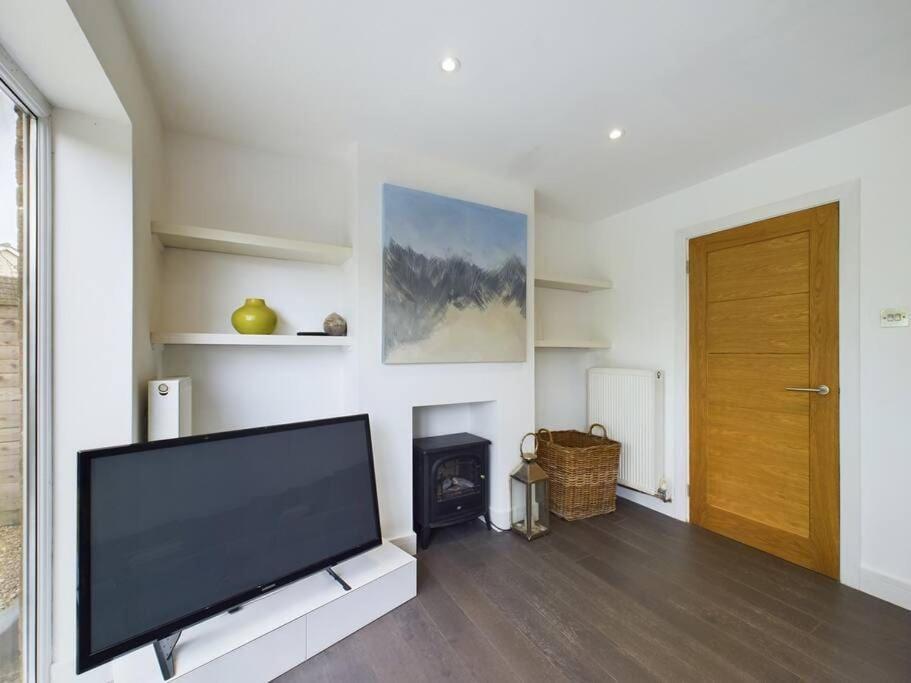Stylish Cotswold Parking Peaceful Garden Villa Уинчкомб Екстериор снимка