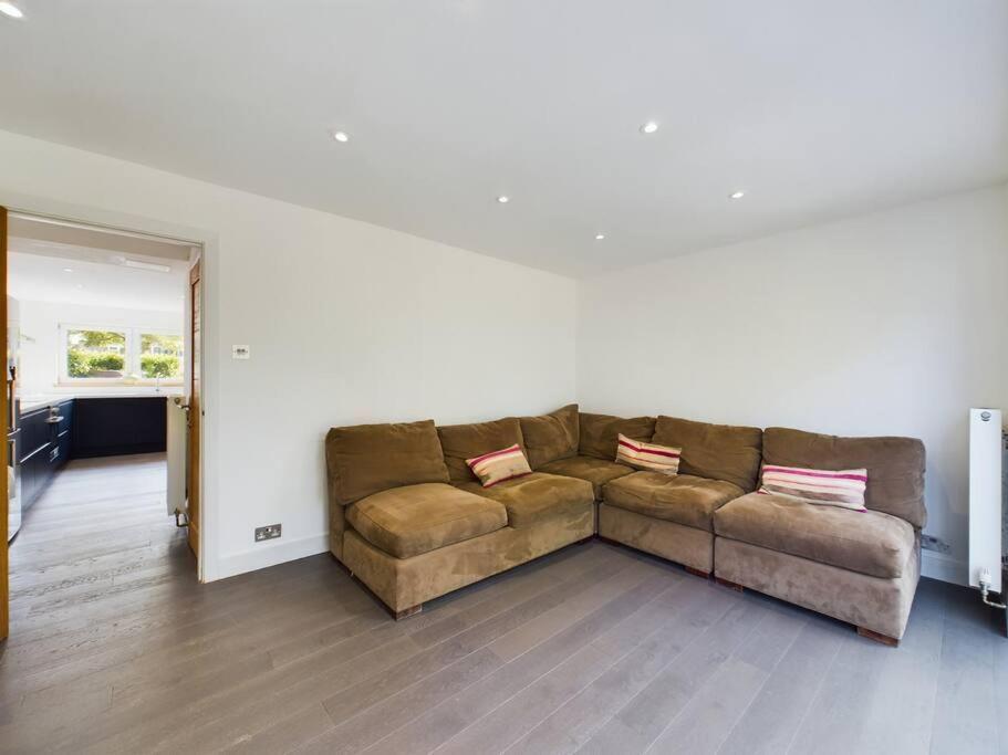 Stylish Cotswold Parking Peaceful Garden Villa Уинчкомб Екстериор снимка