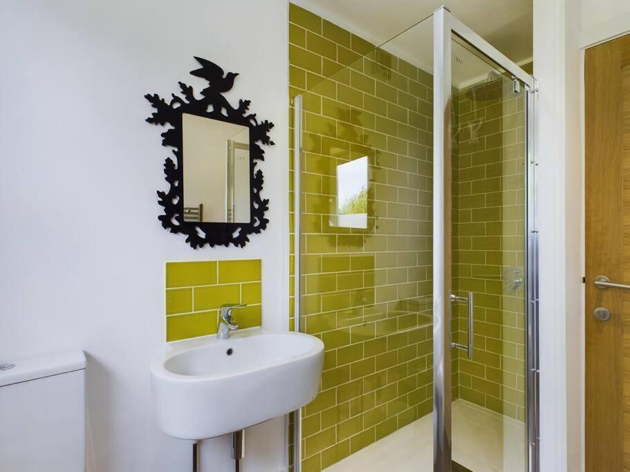 Stylish Cotswold Parking Peaceful Garden Villa Уинчкомб Екстериор снимка