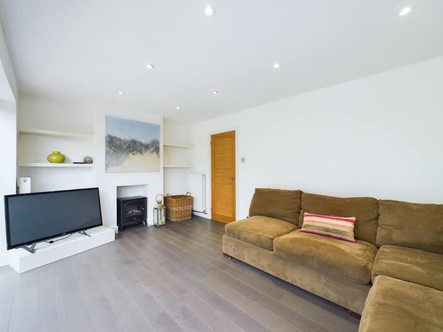 Stylish Cotswold Parking Peaceful Garden Villa Уинчкомб Екстериор снимка