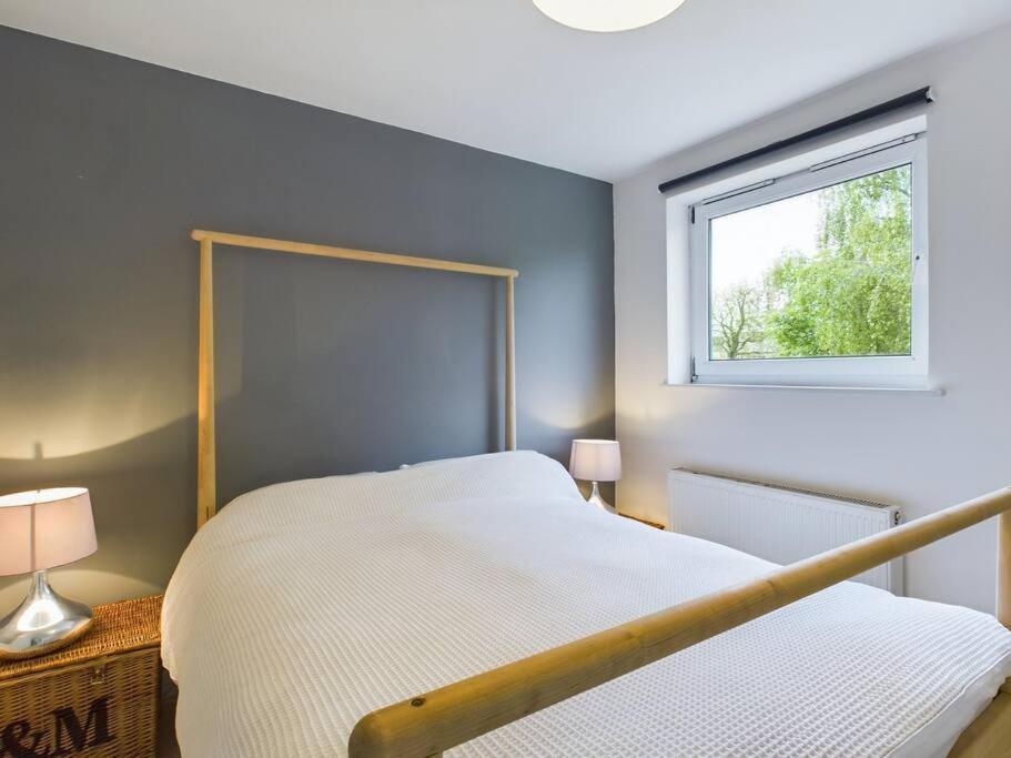 Stylish Cotswold Parking Peaceful Garden Villa Уинчкомб Екстериор снимка