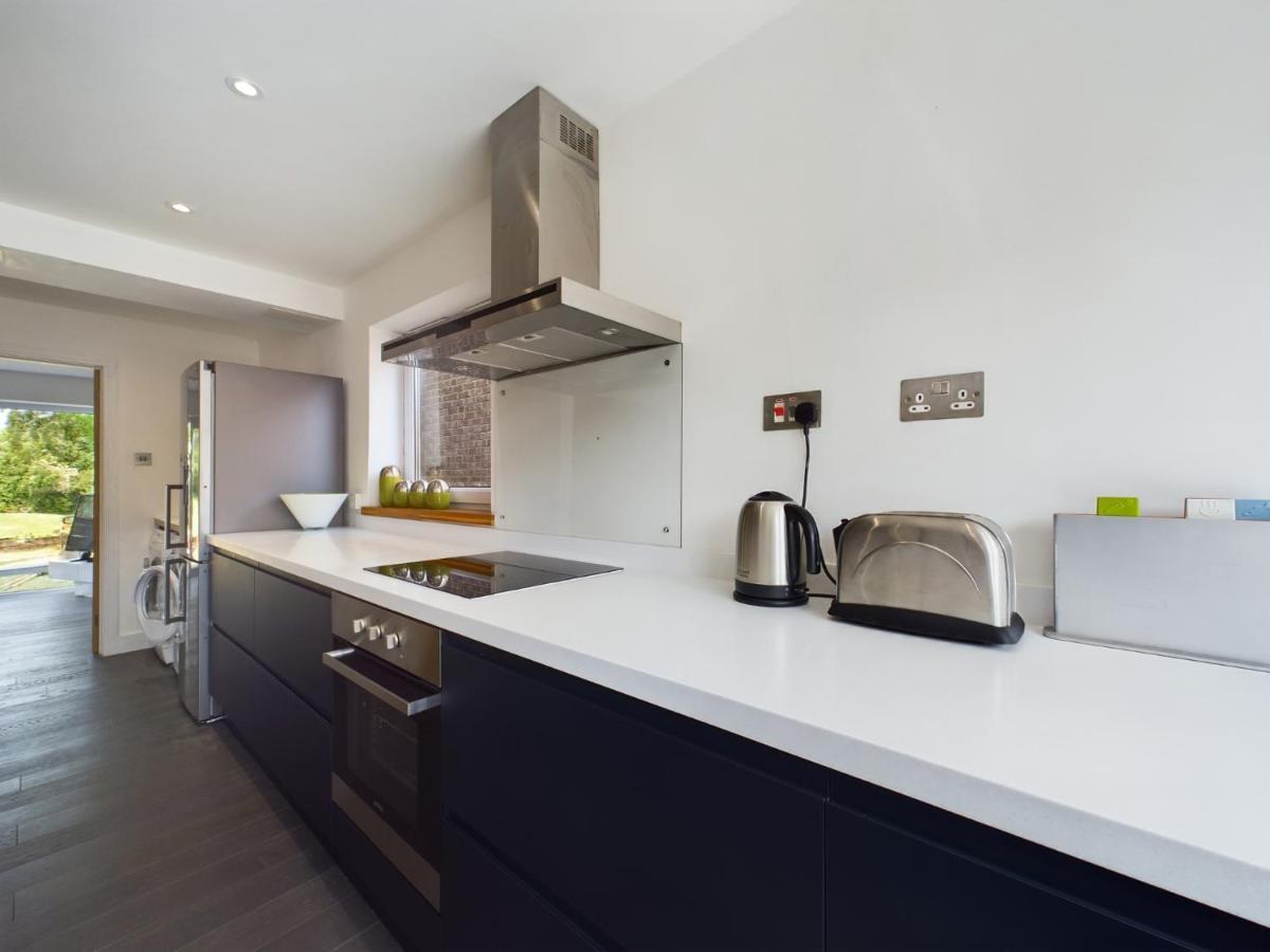 Stylish Cotswold Parking Peaceful Garden Villa Уинчкомб Екстериор снимка